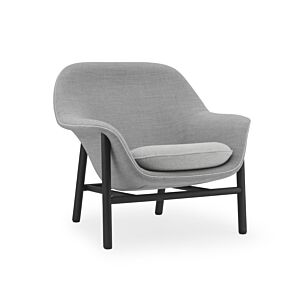 Normann Copenhagen Drape lounge fauteuil laag- zwart eiken onderstel