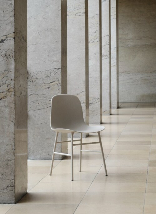 Normann Copenhagen Form stoel met stalen onderstel-Warm grijs