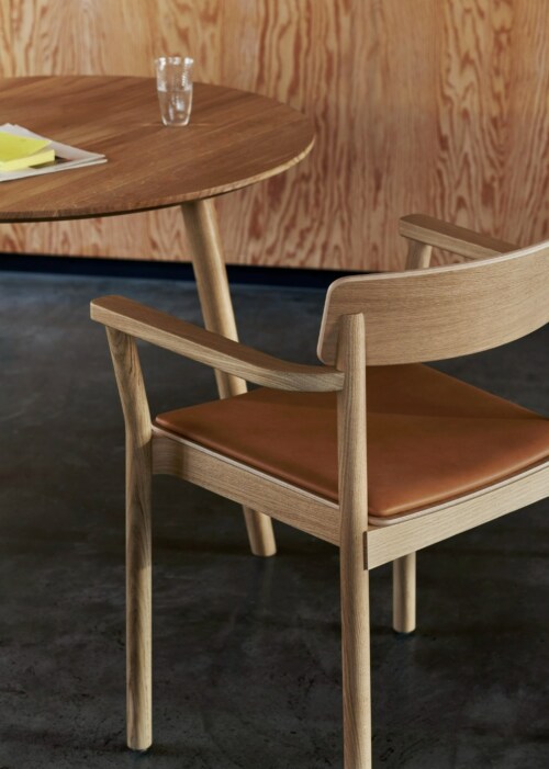 &tradition Betty TK11 stoel - Gelakt eikenhout-Noble Aniline Leather Cognac