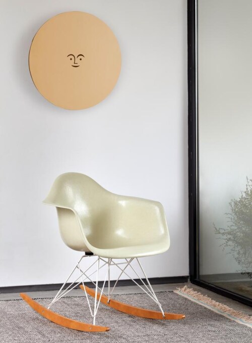 Vitra Eames RAR Fiberglass schommelstoel met wit onderstel-Parchment-Esdoorn goud
