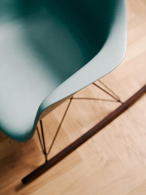 Vitra Eames RAR Fiberglass schommelstoel met wit onderstel-Raw Umber-Esdoorn donker