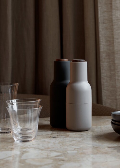 Audo Copenhagen Bottle peper- en zoutmolen-Ceramic/Sand met walnoot dopjes