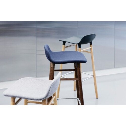 Normann Copenhagen Form Barstool barkruk eiken onderstel-Zithoogte 75 cm-Blauw