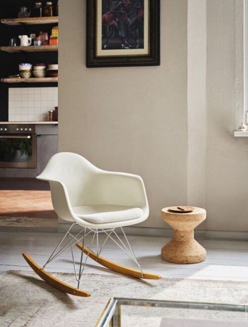 Vitra Eames RAR schommelstoel met wit onderstel-Mosterd-Esdoorn donker