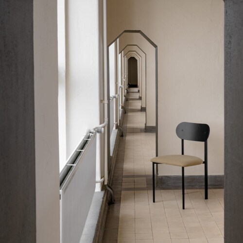 Studio HENK Oblique Chair bekleed zwart frame-Cube Natural 01